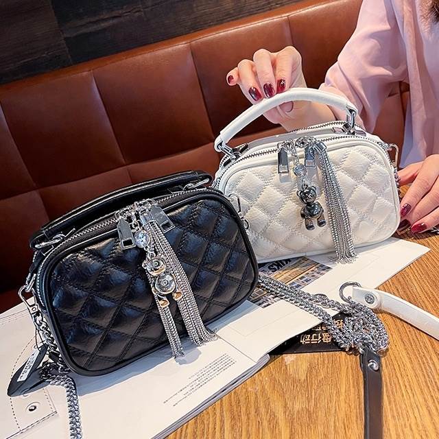 【急速出荷!】2色 ショルダー ショルダーバック シンプル 熊 ベア チャーム 小さめ 四角 肩掛け 無地 手持ち キルティング ミニ ミニバッグ バッグ レディース チェーン ジッパー コンパクト 4,765円