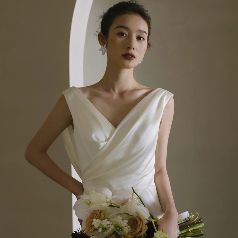 ドレスノースリーブワンピース 夏 シンプル Vネック 高級感 着痩せ ウェディングドレス 花嫁 結婚式　ドレス パーティードレス 結婚式