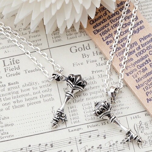 シルバー925製 デザインキーモチーフのメンズネックレス 50cmロングアズキチェーン 鍵 カギ