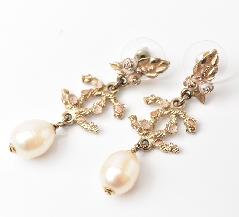 ピアス スイングピアス CCマーク/フェザーモチーフ ピンク/ゴールドピアス
