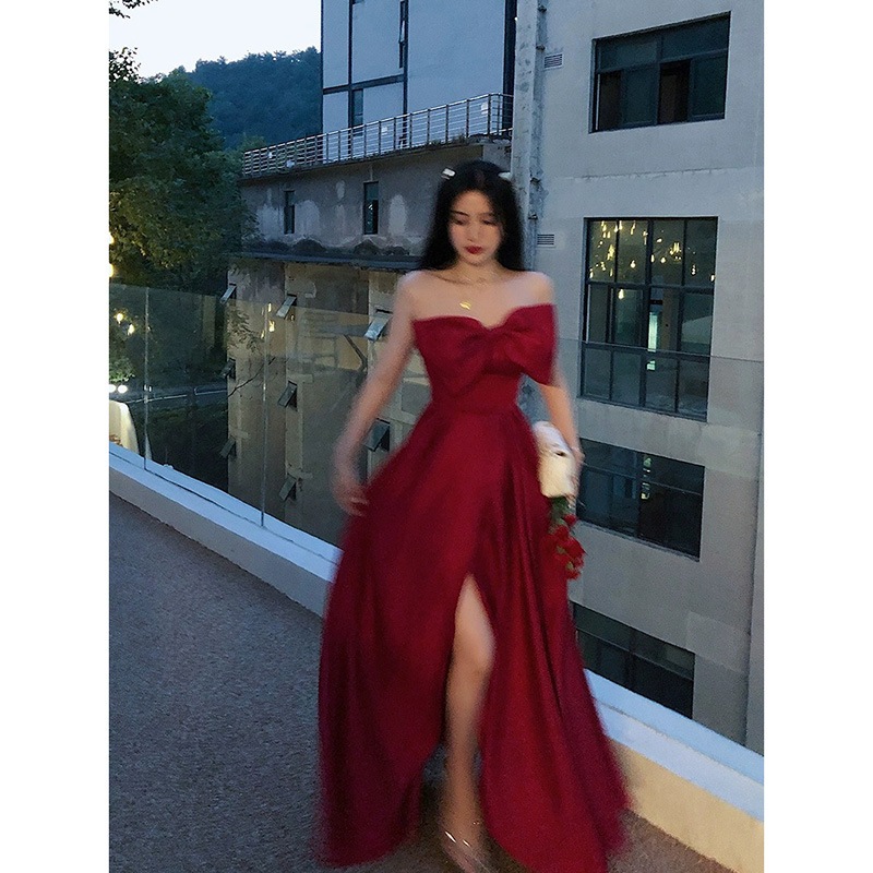 スリットとリボンが特徴の洗練された赤いバラのストラップレスの花嫁用トーストドレス夜の宴会や乾杯にです