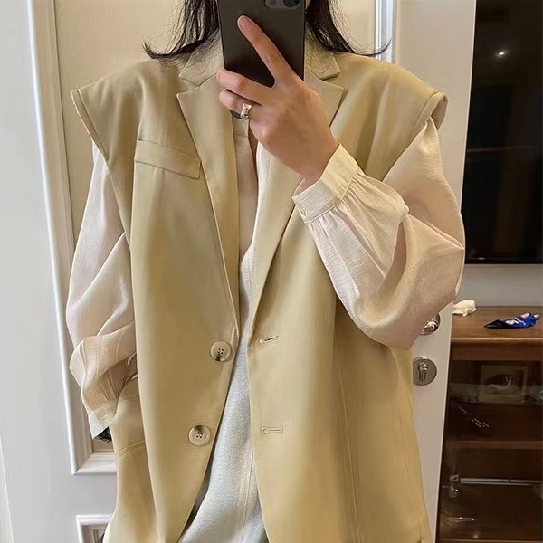 トップス ジル ベスト ミディアム丈 襟付き 前開き ボタン かわいい 大人可愛い きれいめ シンプル 上品 おしゃれ かっこいい カジュアル レトロ ラフ ルーズ こなれ感 個性的 主役級 存在感