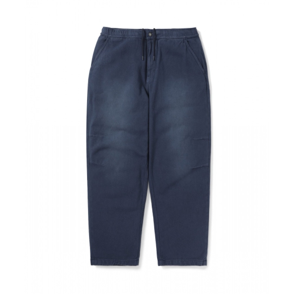 これは決してオーバーダイされたツイルパンツダスティブルーではありません