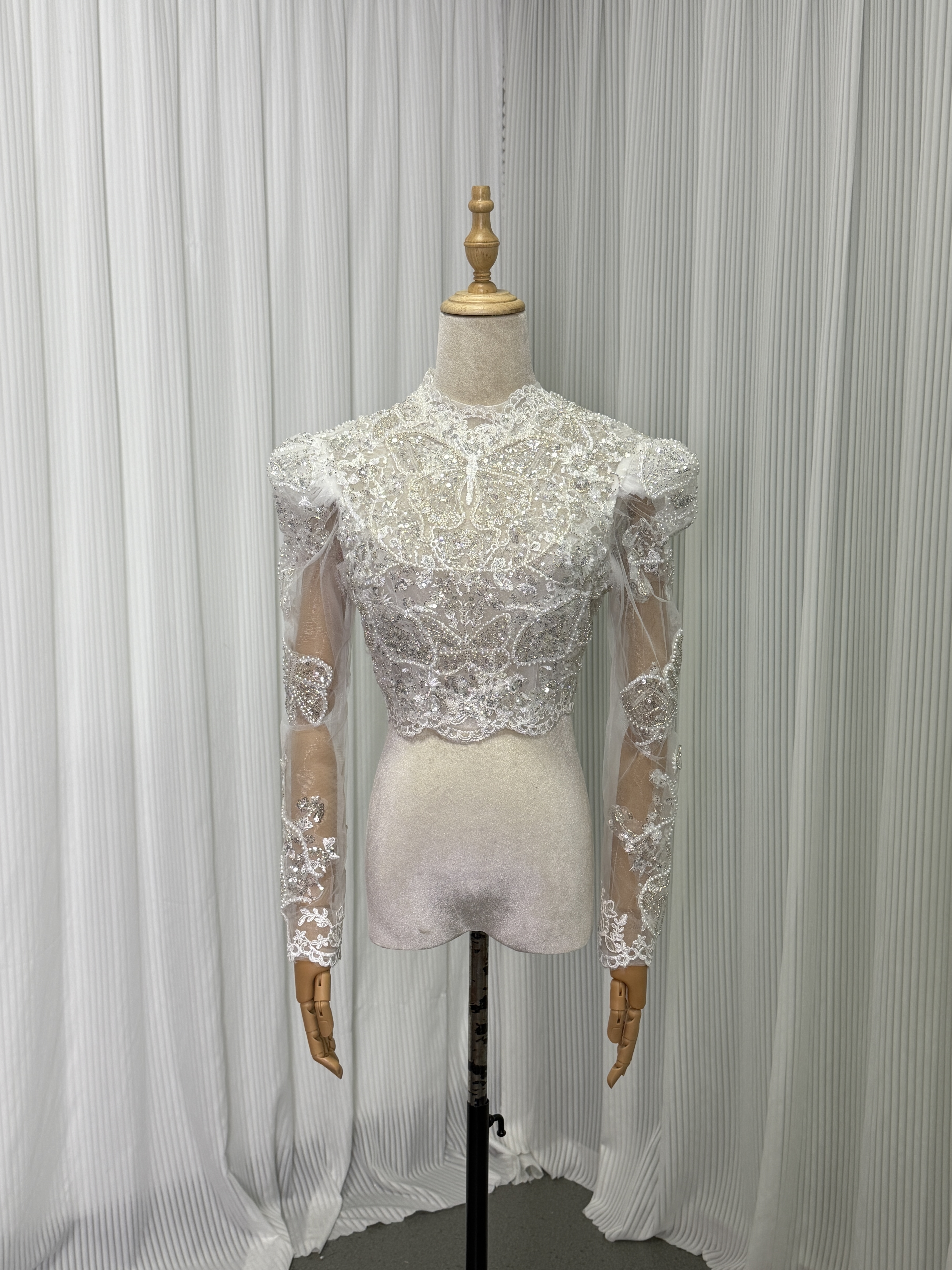 ウエディングドレス オフホワイト キラキラスパンコール ロングスリーブ クルーネック ブライダル