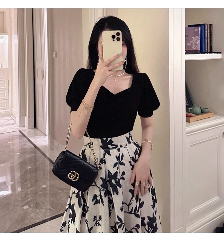 黒 V ネック スリム フィット 半袖 Tシャツ 女性 夏 レトロ デザイン センス ニッチ シック パフスリーブ トップ トップス シャツ ブラウス 袖あり 半袖 5分袖 五分袖 襟なし 5,561円