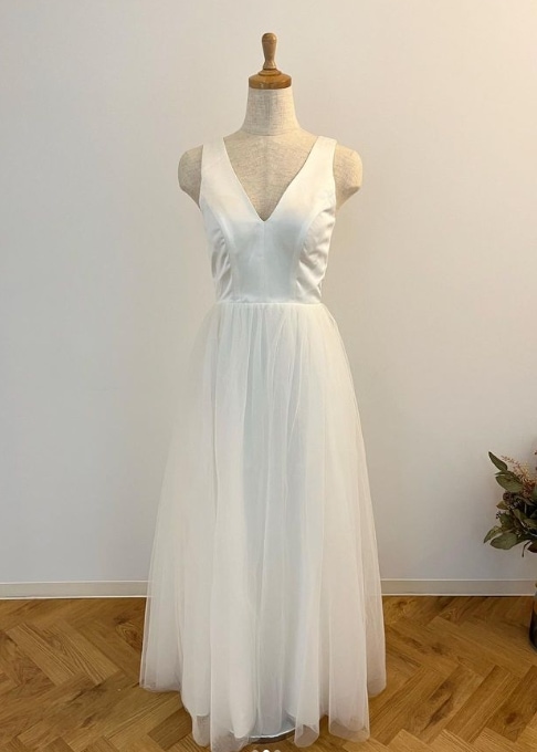 Vネックドレス オフホワイト 背中見せ ロング ソフトチュール 合コン/デート