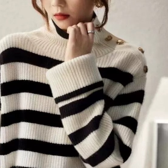 トップス ニット セーター 大きいサイズ ハイカラー タートルネック ドロップショルダー レギュラー丈 S M L XL 冬 長袖 ストライプ 厚地 厚手 もこもこ ふわふわ 飾りボタン