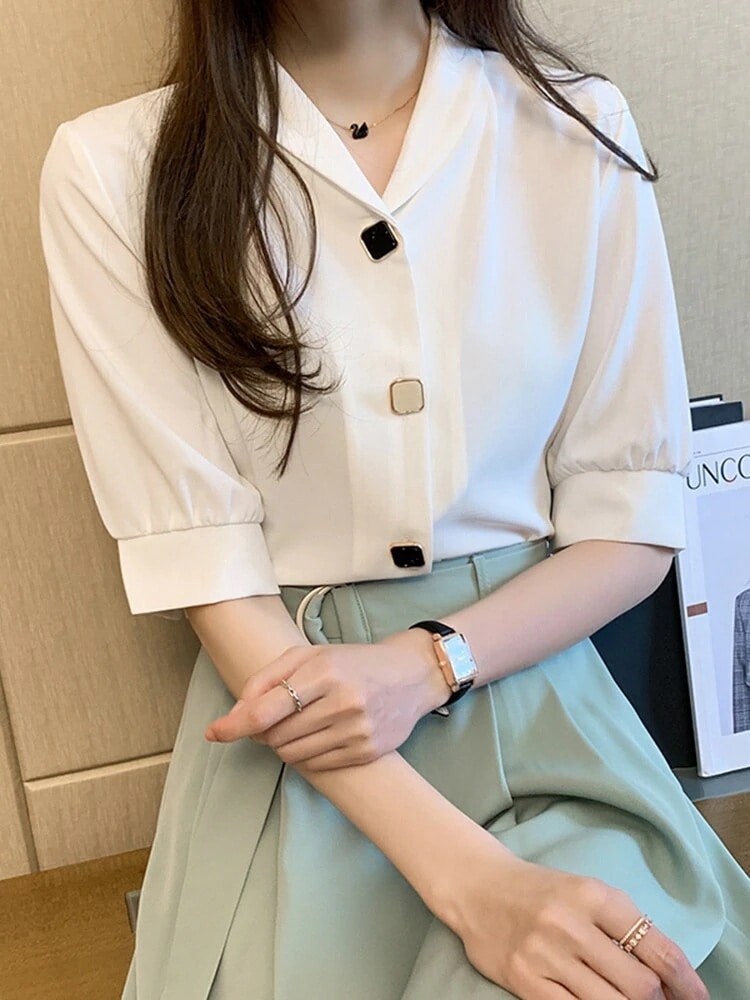 シャツ ブラウス カットソー レディース ５分袖 Vネック 襟付き スクエアボタン かわいい 大人可愛い きれいめ シンプル レトロ ガーリー 無地 春 夏 ママ デート お出かけ ホワイト トップス 4,623円