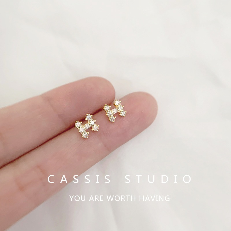 スターリングシルバーの女性用イヤリング2024シンプルなミニhレター小さくて絶妙寝るときに外す必要はありません