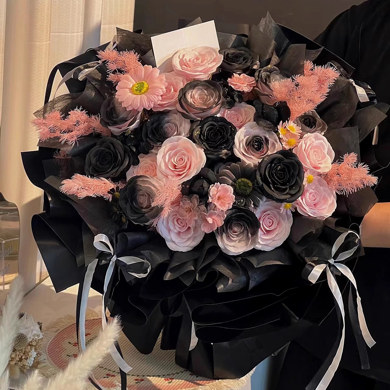 男性と女性の友人へのバレンタインデーの誕生日プレゼントとして軽くて豪華で高級な永遠の花束と梅子ソースのバラの花束