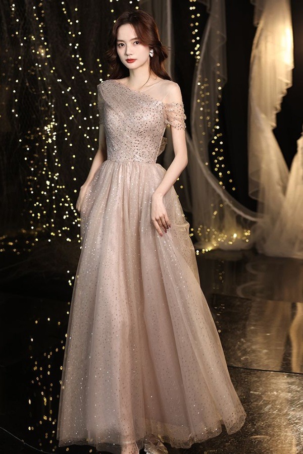 軽やかなスカートのドレスの女性の斤の仙気の宴会の雰囲気は長いタイプの会のドレスのスカートを主宰して軽く豪華です