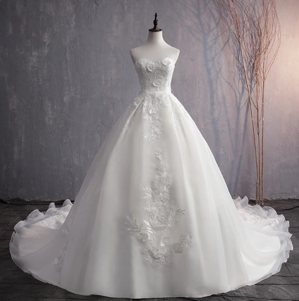 ウエディングドレス ベアトップ 美しい花レース プリンセスライン ロングトレーン 結婚式