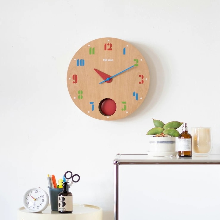 Joschmi Pendulum ウォールクロック：壁掛け時計 インテリア デザイン おしゃれ バウハウス フォント 時計 ヘルベルト バイヤー 子供部屋 子供 お祝い 引越し 振り子 カラフル 積み