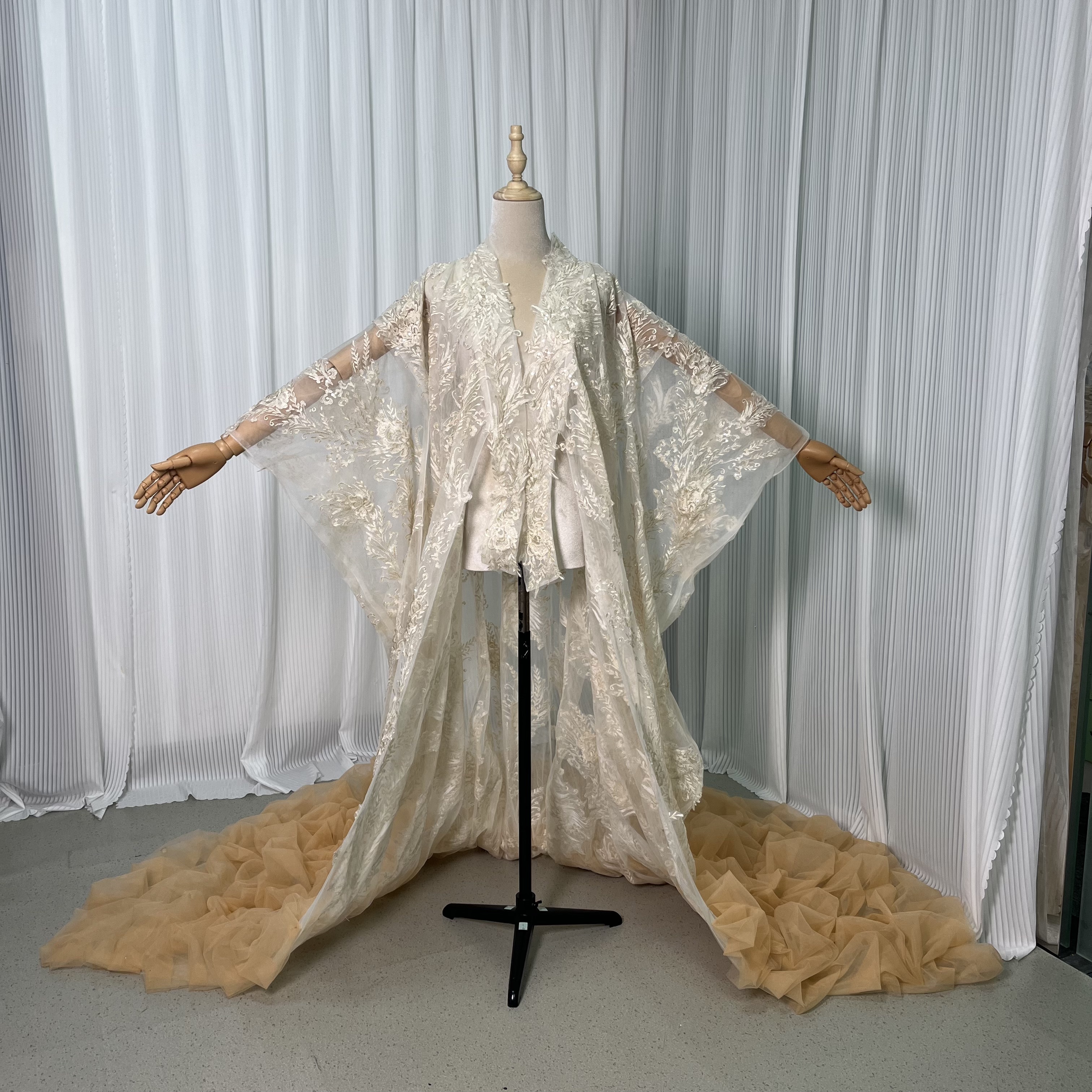 豪華！薄シャンパンの色 打掛 着物 オーバードレス ソフトチュール レース羽織 お色直し 精緻な刺繍