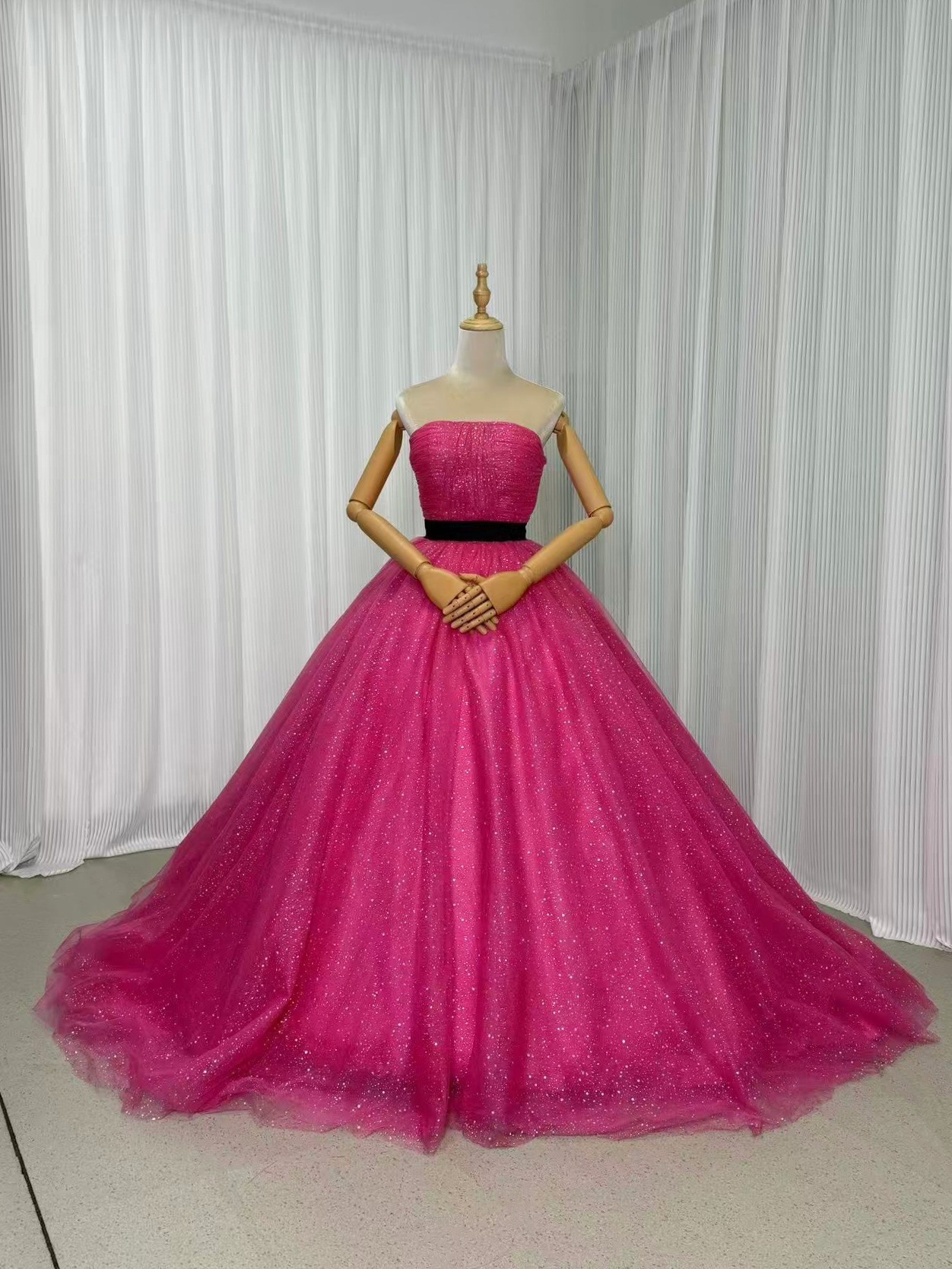 カラードレス ビビッドピンク ベアトップ キラキラグリッターチュール サッシュベルト 編み上げ 花嫁