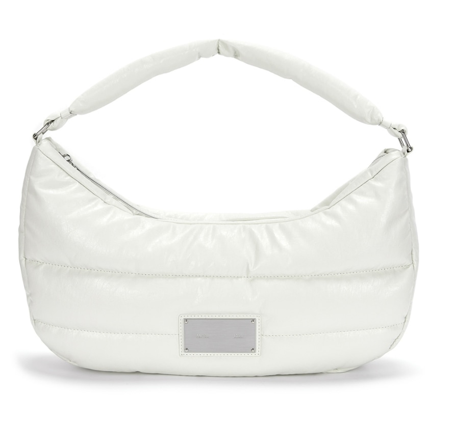 【マチンキム】FAUX LEATHER HALF MOON PADDING BAG IN BLACK