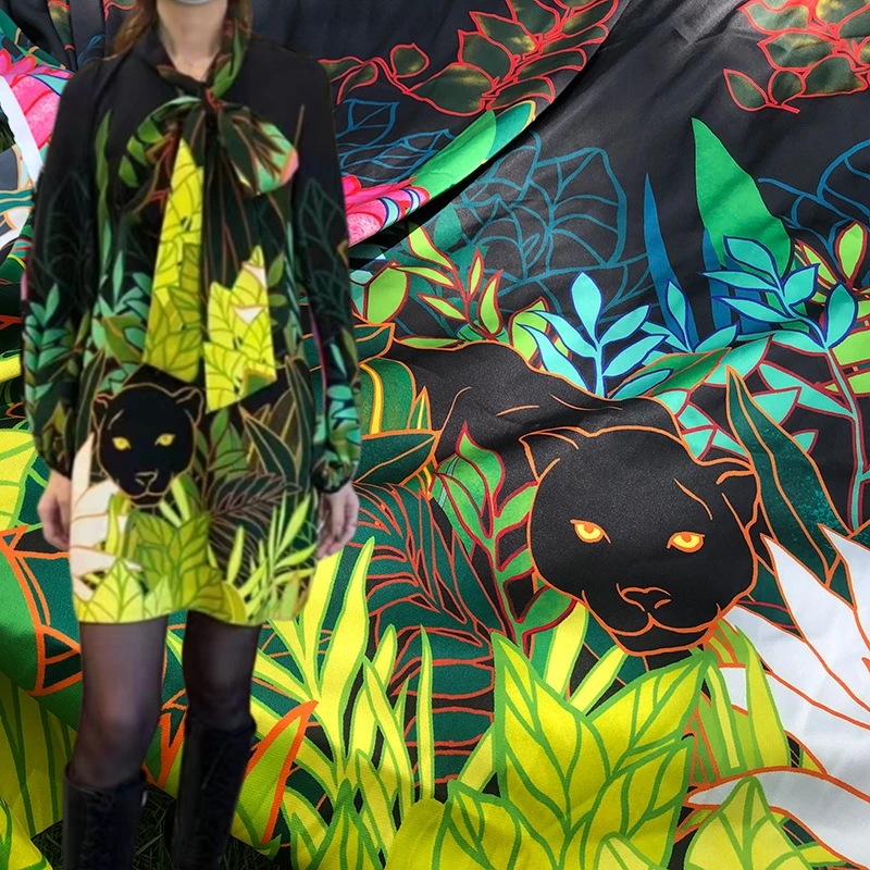 女性のための黒い夜のヒョウ柄のポリエステル100%,ストレッチサテン,柔らかい服のパジャマ,メーターによるブランドの生地