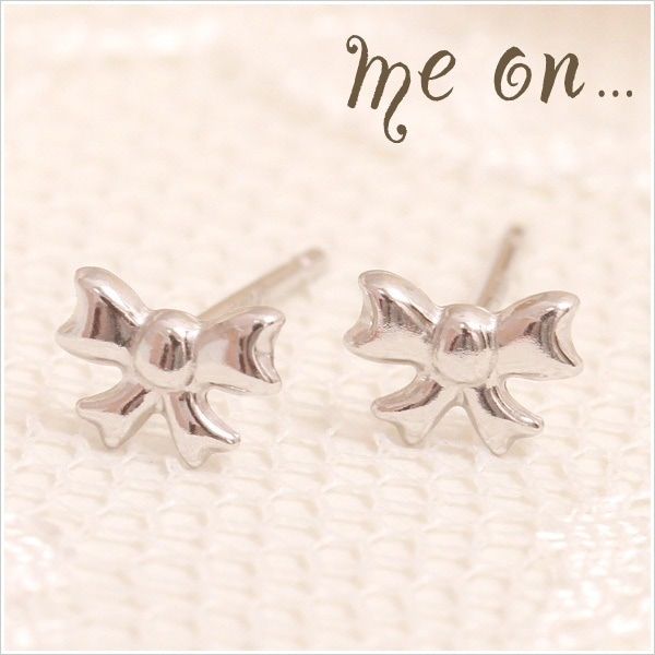 me on... K10ホワイトゴールド 大胆に結んで華やかにリボンモチーフピアス