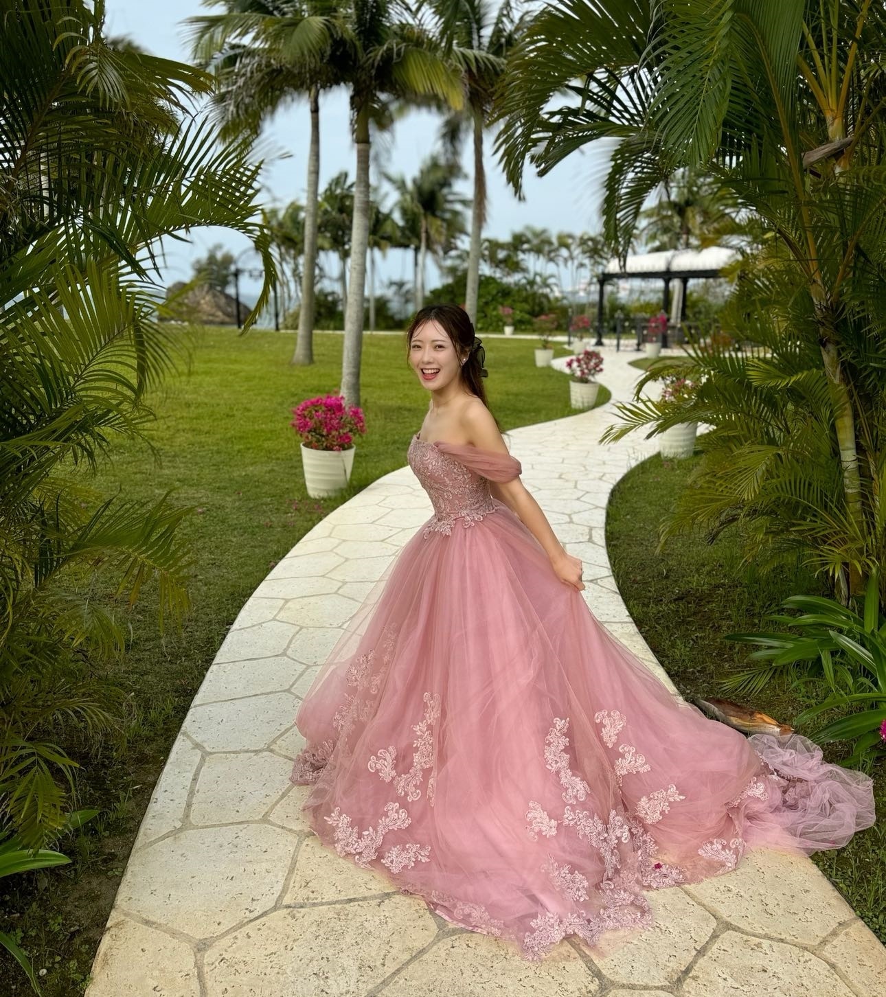 実例写真！カラードレス ピンク 取り外しオフショルダー 花柄のモチーフ刺繍が美しく 編み上げ 前撮り