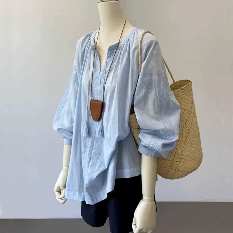 レディース シャツ 防晒 刺繍 薄手 長袖 Vネック 灯籠袖 切り替え フレンチスタイル ブルー ホワイト 軽量 幅広 ゆったり 夏用 綿混 アスレジャー 日常使い 外出着 涼しい 通気性 日韓風 快