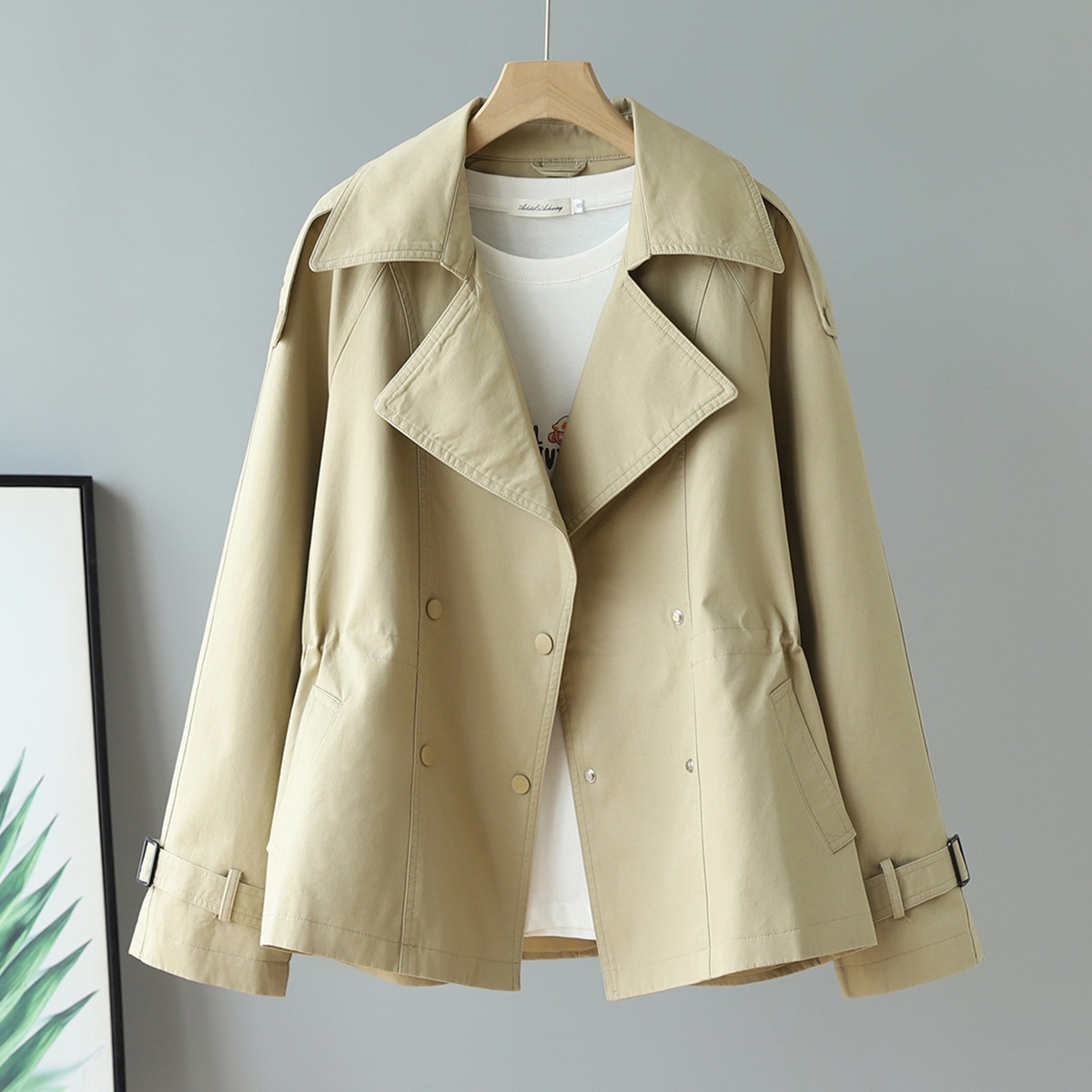 レディース ジャケット アウター 上着 トレンチ ショート 長袖 ラペル 前開き ボタン コットン かわいい 大人可愛い きれいめ シンプル カジュアル 上品 おしゃれ こなれ感 エレガント 存在感