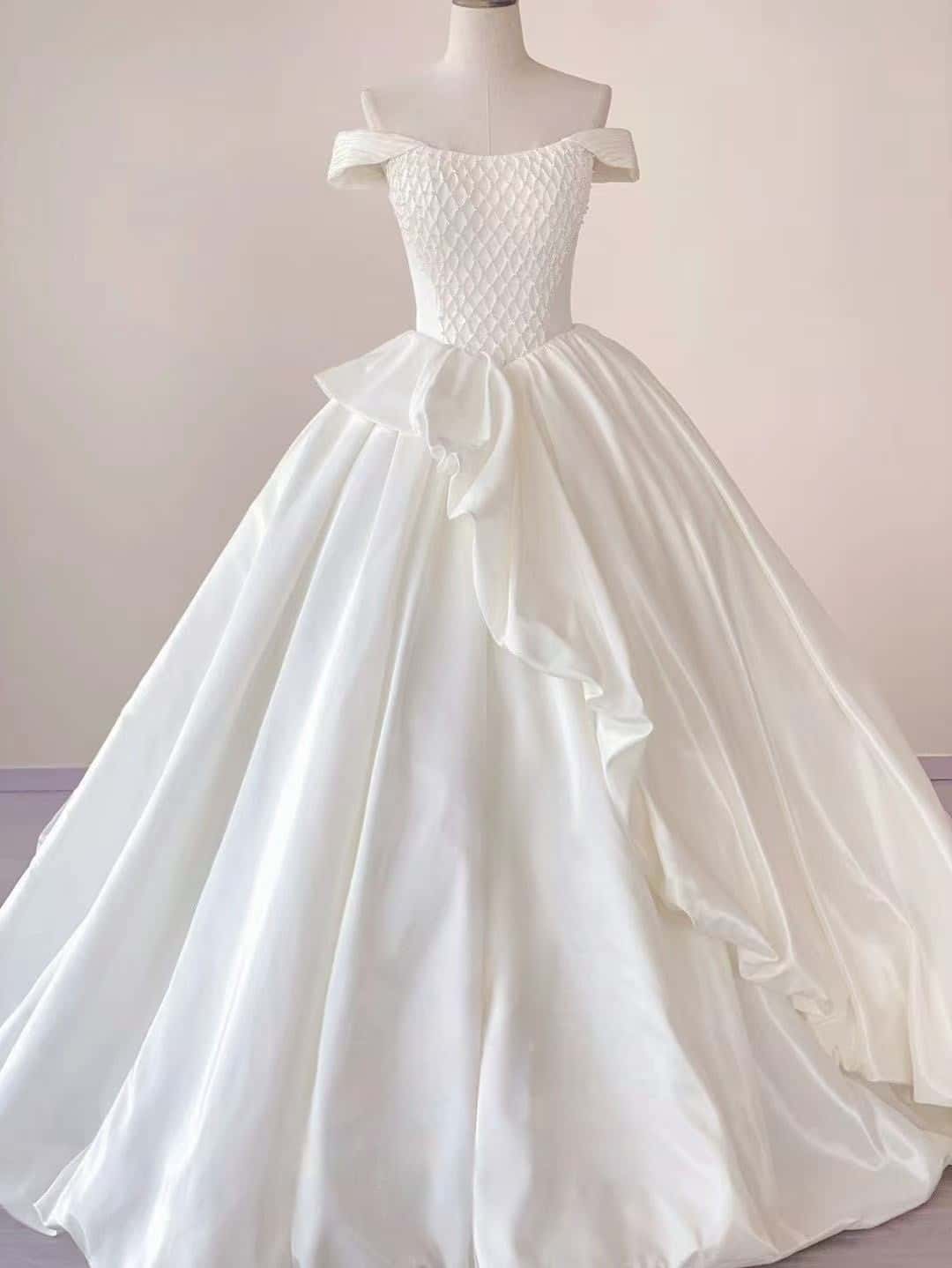 フランス風 ウエディングドレス オフショルダー Aライン ラッフルフリル 編み上げ 結婚式