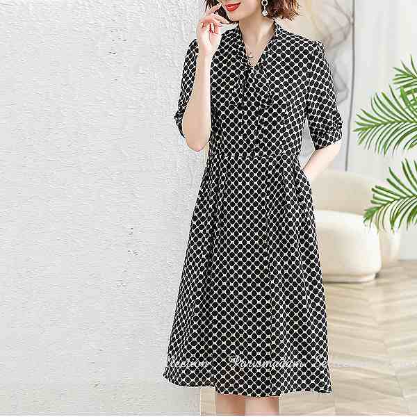 高評価!超人気 ドット柄定番大きいサイズワンピース　半袖　5分袖　ひざ下丈　リボンタイ　上品　XLから5L 女子会細く見える通勤通学20代30代40代50代60代