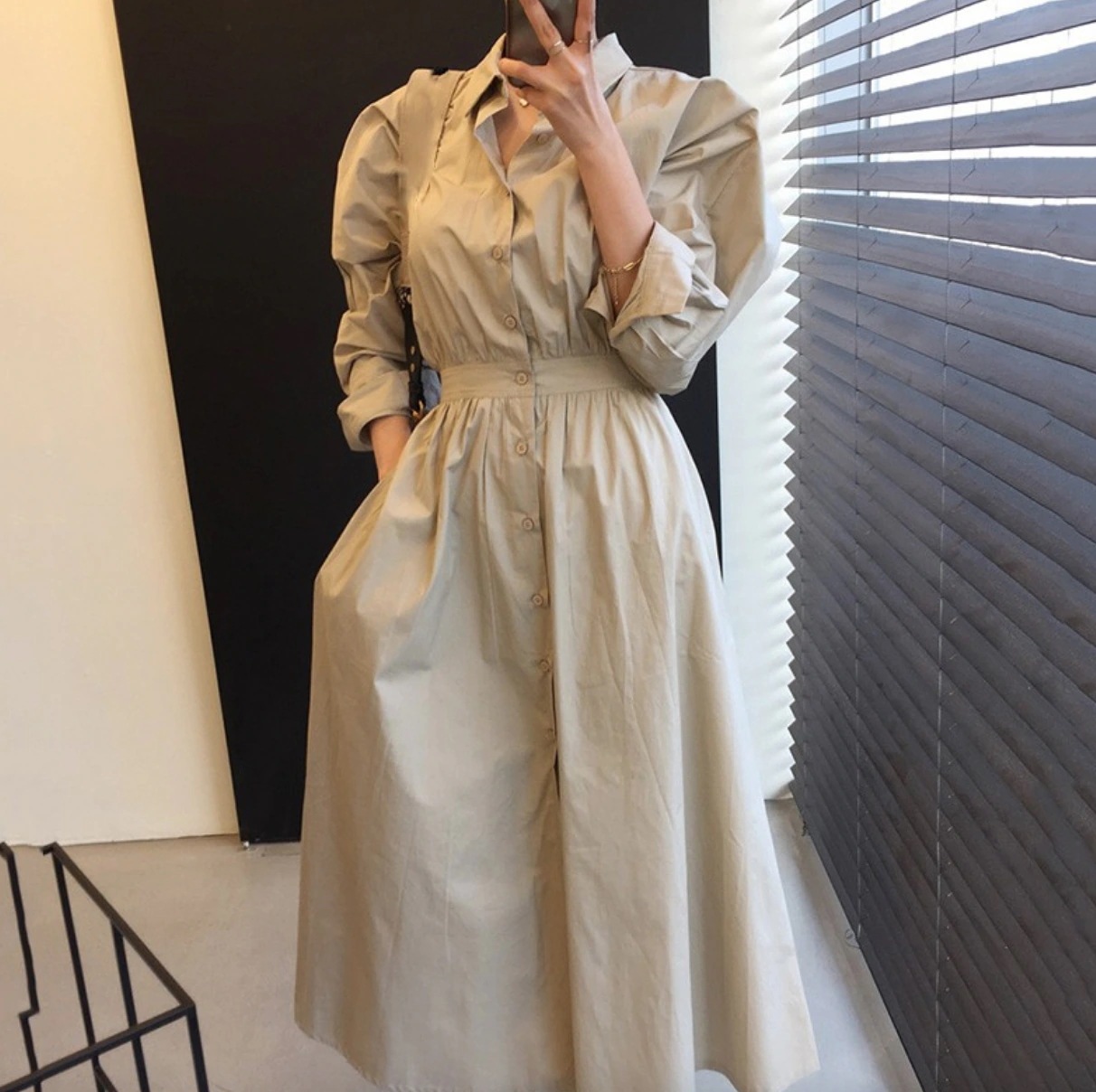 ワンピース デート かわいい 大人可愛い きれいめ シンプル カジュアル 大人 上品 おしゃれ 襟付き フレア 前開き 長袖 ロング丈 ウエストマーク 無地 ロングシーズン 韓国 休日 旅行 コーデ