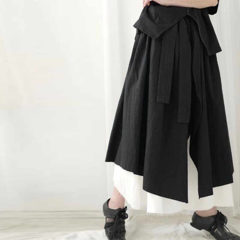 女性の新しい夏のスカート黒と白のスプライシングファッション女性のカジュアルシンプルな性格不規則なデザインのスカートファッションカジュアル女性のスカートゆるい大きいサイズ