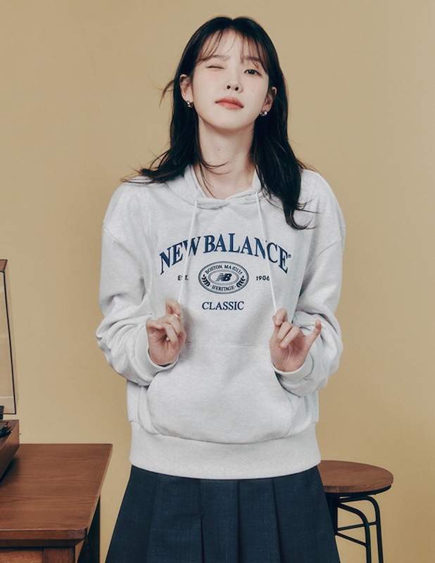 IU着用 韓国限定販売WOMEN ヘリテージフードTシャツ(SEMI OVER FIT)