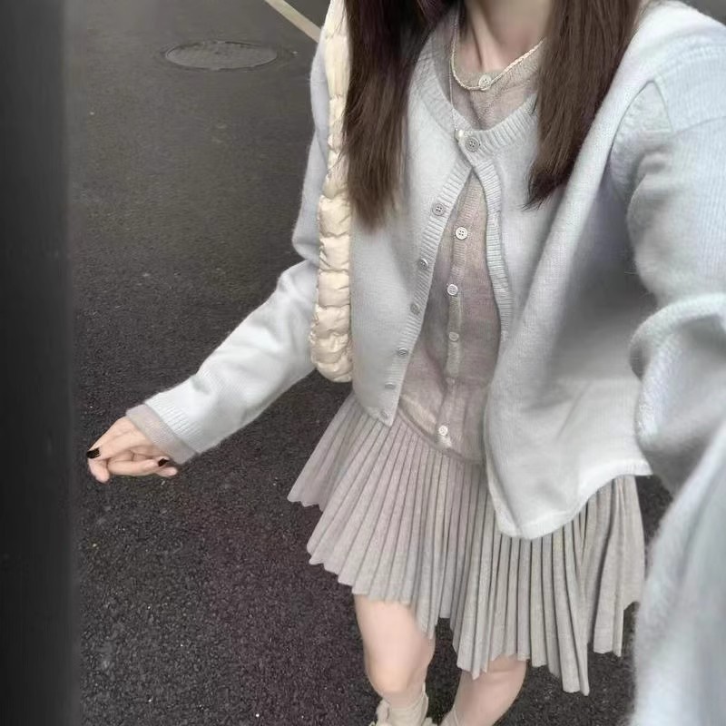 ハイエンドのカスタマイズ-カレッジスタイルのコントラストカラーステッチフェイクツーピースグレーセーターカーディガン女性のための秋と冬の怠惰なスタイルショートニットジャケットトップ