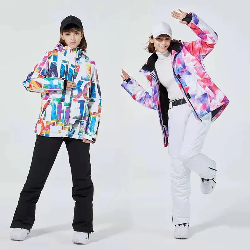 【急速出荷!】スノーボード ウェア 2024 レディース 上下セット セットアップ ジャケット ロンパース スキーウェア スノボウェア 英語柄 迷彩 フード取り外す 長ズボン ロングパンツ 2点セット