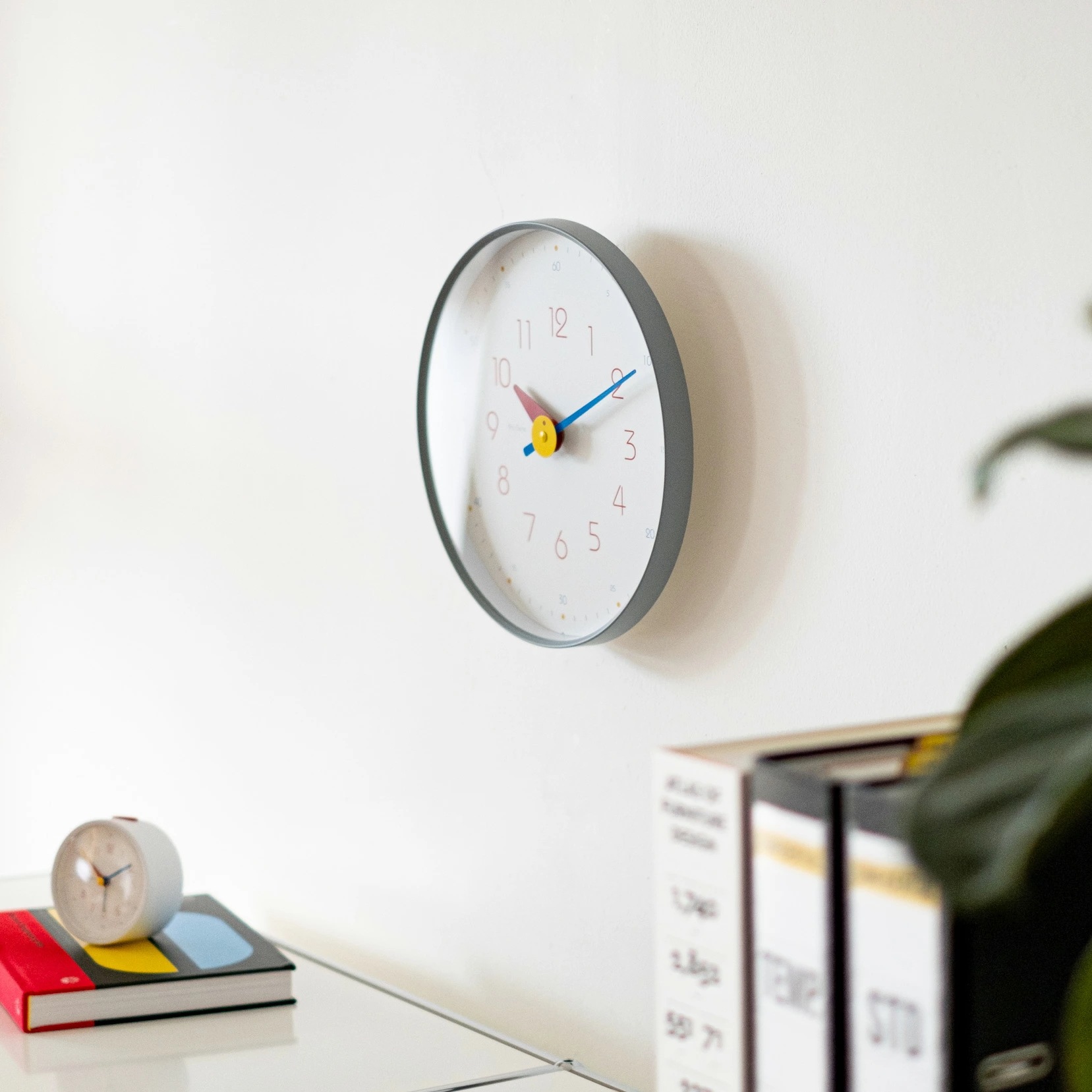 Bauhaus Pro Light ウォールクロック：壁掛け時計 インテリア デザイン おしゃれ バウハウス フォント 時計 知育時計 分表記 ヘルベルト バイヤー BAUHAUS