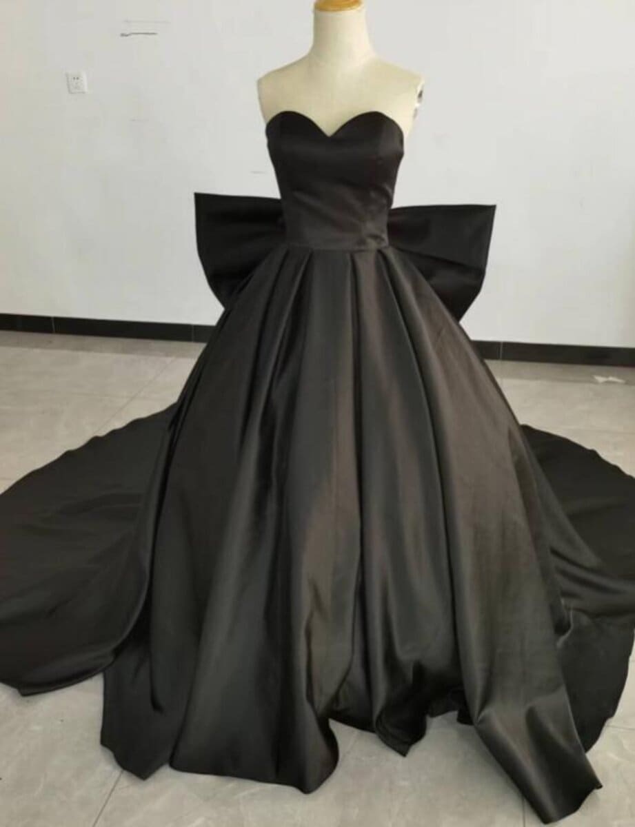 色直し パーティードレス 黑 ベアトップ リボン サテン スレンダーライン 拳式 花嫁 華やかなトレーン