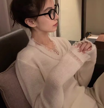 レディース トップス カットソー ニット 長袖 Vネック ストレート ふわふわ ドッキング ファー 異素材ミックス かわいい 大人可愛い シンプル カジュアル 上品 おしゃれ かっこいい レトロ