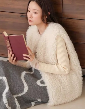 レディース トップス ベスト アウター 羽織 前開き ウール ミモレ 袖なし ノースリーブ ラウンドネック 襟なし ノーカラー ストレート フェミニン もこもこ ふわふわ ポケット 前開き ボア 厚手