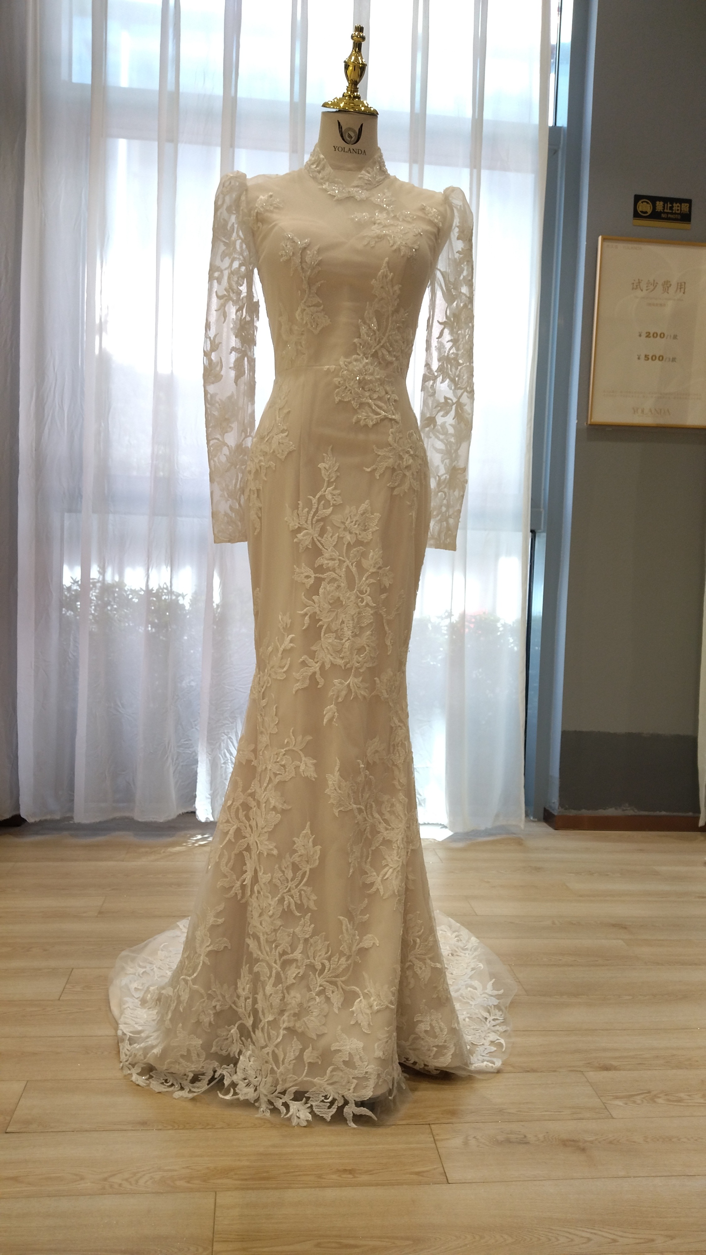 ウエディングドレス オフホワイト ハイネック ロングスリーブ 上品レース ミニトレーン 結婚式 前撮り グリッタードレス