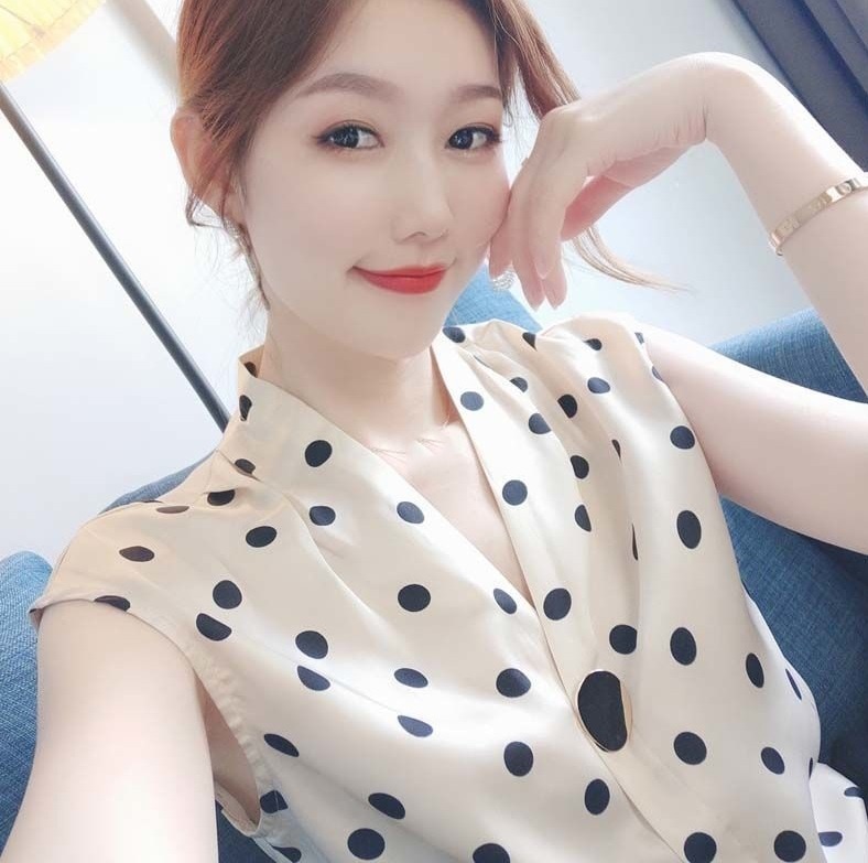 トップス 白トップス 袖なし ノースリーブ フレンチスリーブ Vネック シフォン かわいい 大人可愛い きれいめ シンプル カジュアル 大人 上品 おしゃれ お洒落 かっこいい レトロ 大人女子