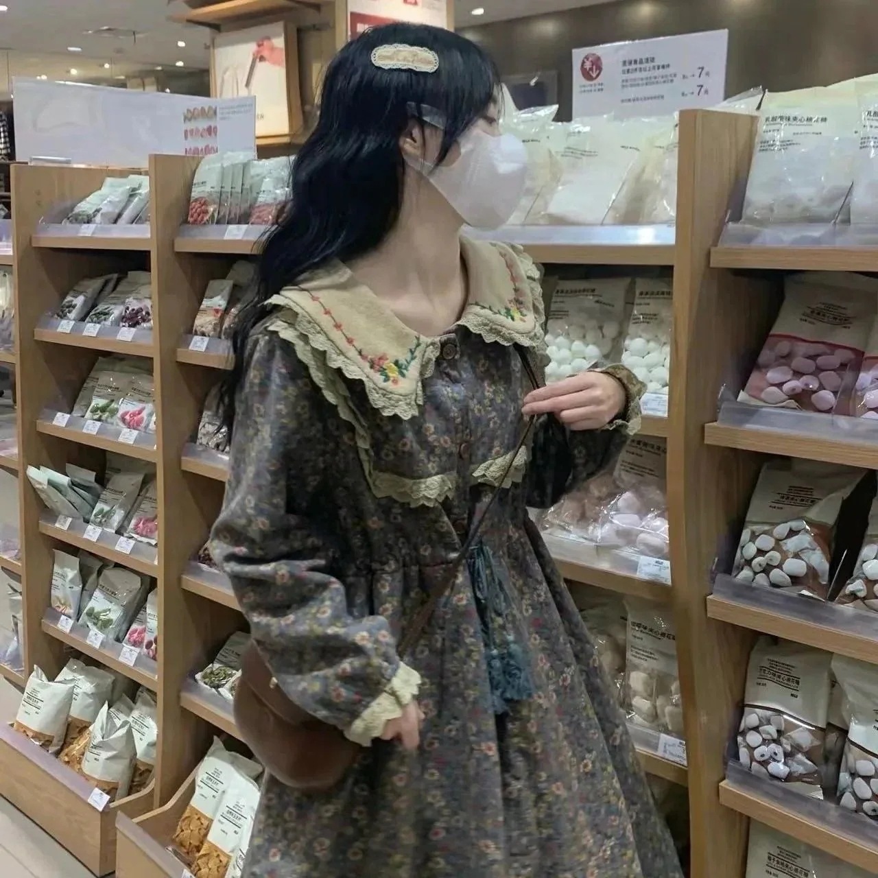 2024 秋の学生の女の子のゆるい韓版バージョンのレトロな桔梗の人形の襟のウエストの女の子の長袖の花柄のドレス