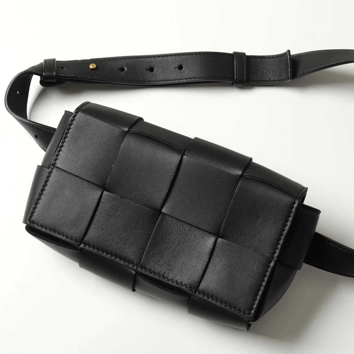 BOTTEGA VENETA ボッテガヴェネタ ボディバッグ カセット 668572 VMAY1 メンズ ベルトバッグ マキシイントレチャート 鞄 8425/BLACK-GOLD 668572VMAY 117,882円