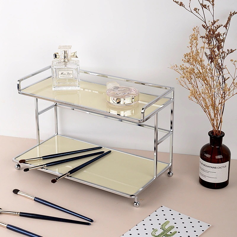 学生寮の二階の物置棚は簡単なテーブルの洗面台の浴室のトイレの風呂のカウンターの雑物の収納棚です