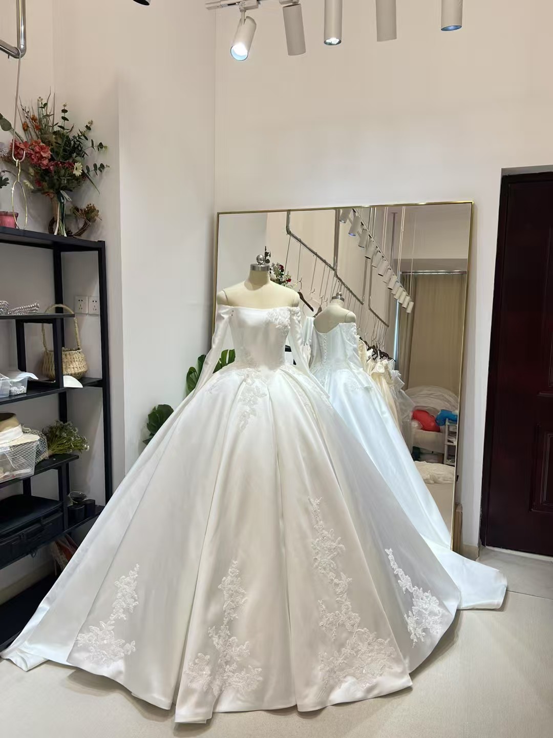 ウエディングドレス オフショルダー キラキラスパンコール 花モチーフ ミカドサテン プリンセスライン 結婚式