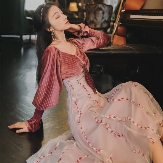 パーティードレス ワンピース ドレス 結婚式 お呼ばれ 切り替え ミモレ丈 長袖 秋 冬 二次会 演奏会 ボリューム袖 レトロ ベルベット 大人可愛い 10代 20代 個性的 花柄 紫 おしゃれ