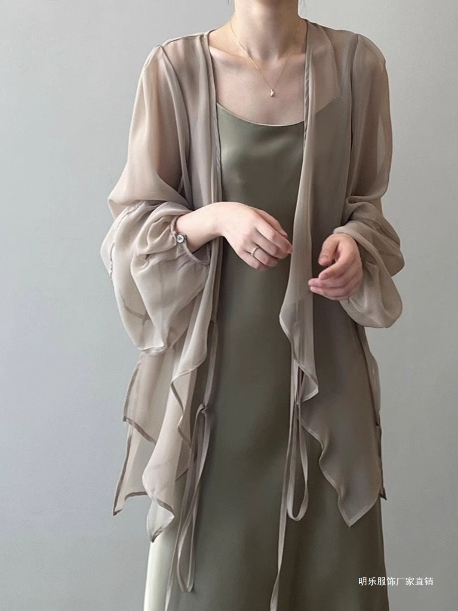 薄紗のカーディガンの日焼け止めの衣の女性の夏の外に着る薄い金のレトロな雪の紡の肩の小さい外套のスカートの上で掛けを掛けます