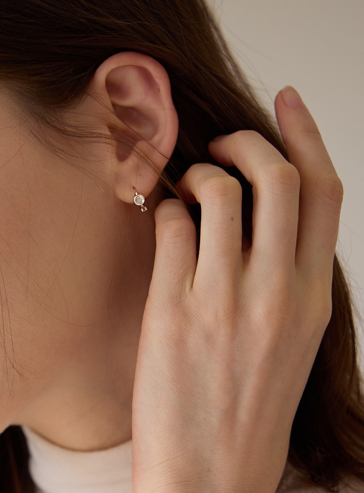 【メガ割 最大30％OFF】クリアカボション ミニイヤリング 上品でカジュアルな大人女子向け