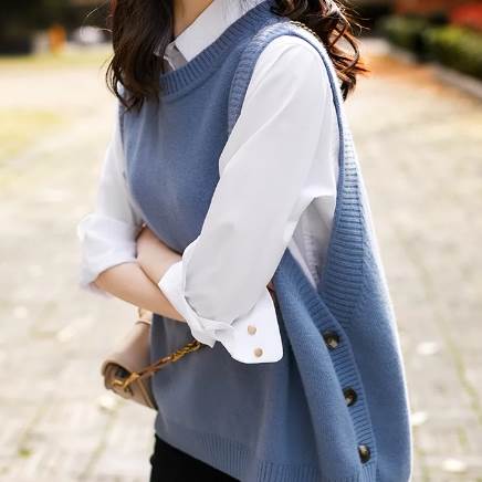 トップス ベスト ジレ プルオーバー 袖なし 襟なし ラウンドネック サイドボタン ニット かわいい 大人可愛い きれいめ シンプル 大人 上品 おしゃれ かっこいい 大人女子 レトロ こなれ感 ラフ