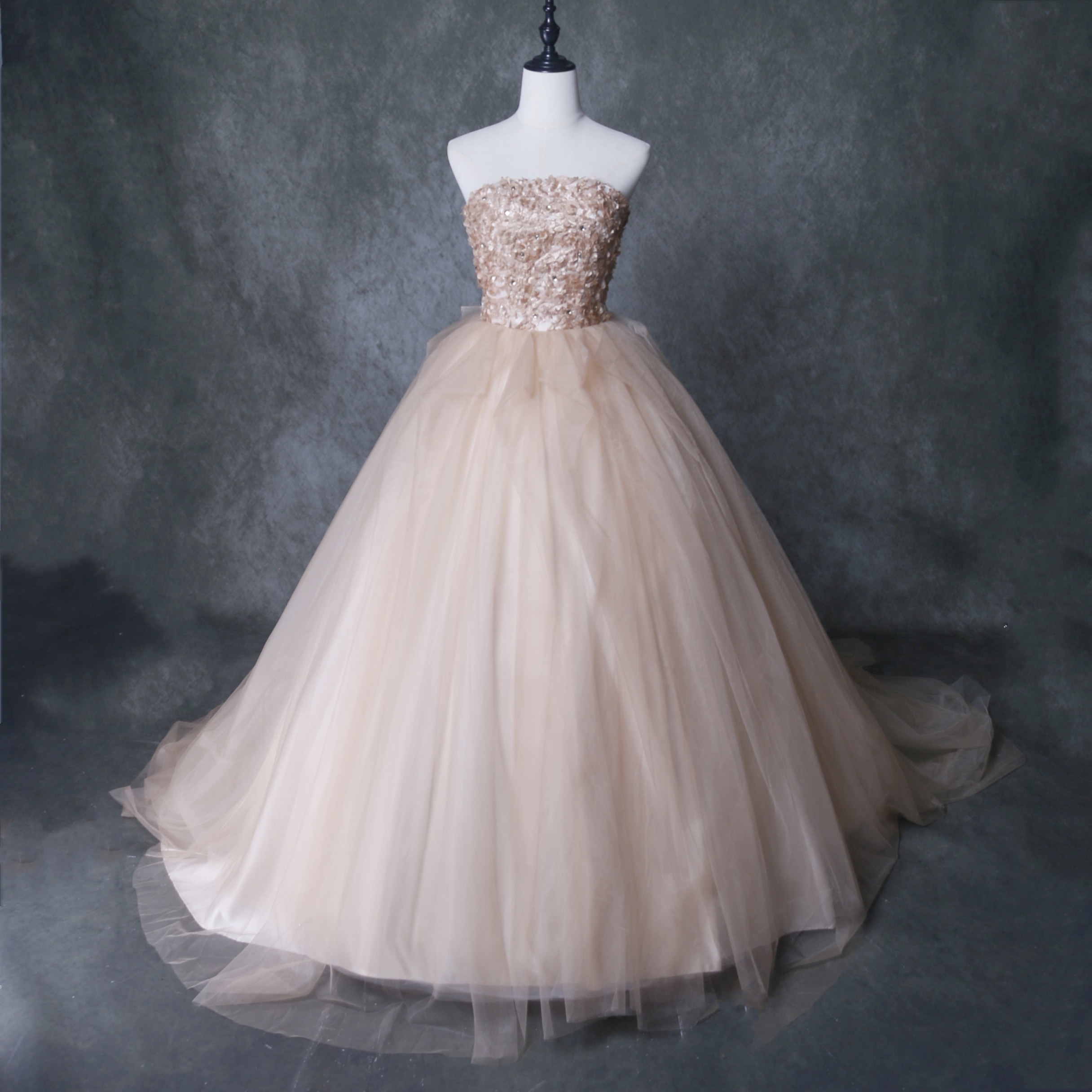 ウェディングドレス 薄シャンパンの色 3D立体レース刺繍 くるみボタン 花嫁