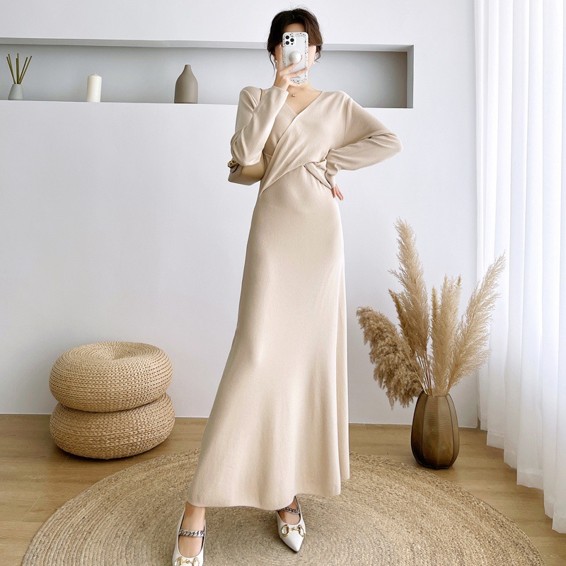 秋冬の新型ニットは腰のワンピースの気質をねじってコートのセーターのロングスカートの女性を着ます