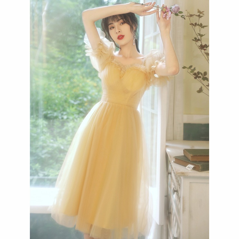 小さなイブニングドレスフェミニンなイエローの誕生日芸術試験ブライズメイドドレス秋のショートスタイル日常使いに着用可能ホスト