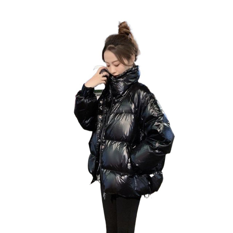 冬のゆったりとした黒の亮面の厚いダウンジャケット